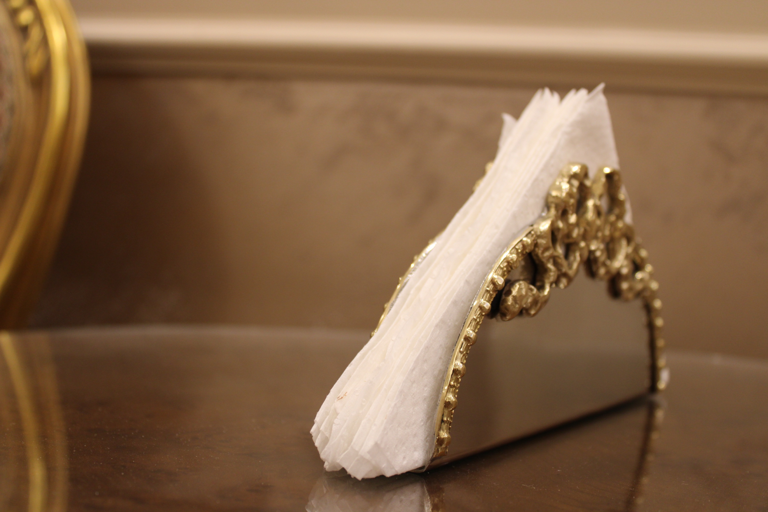 Ribbon Tissue Holder