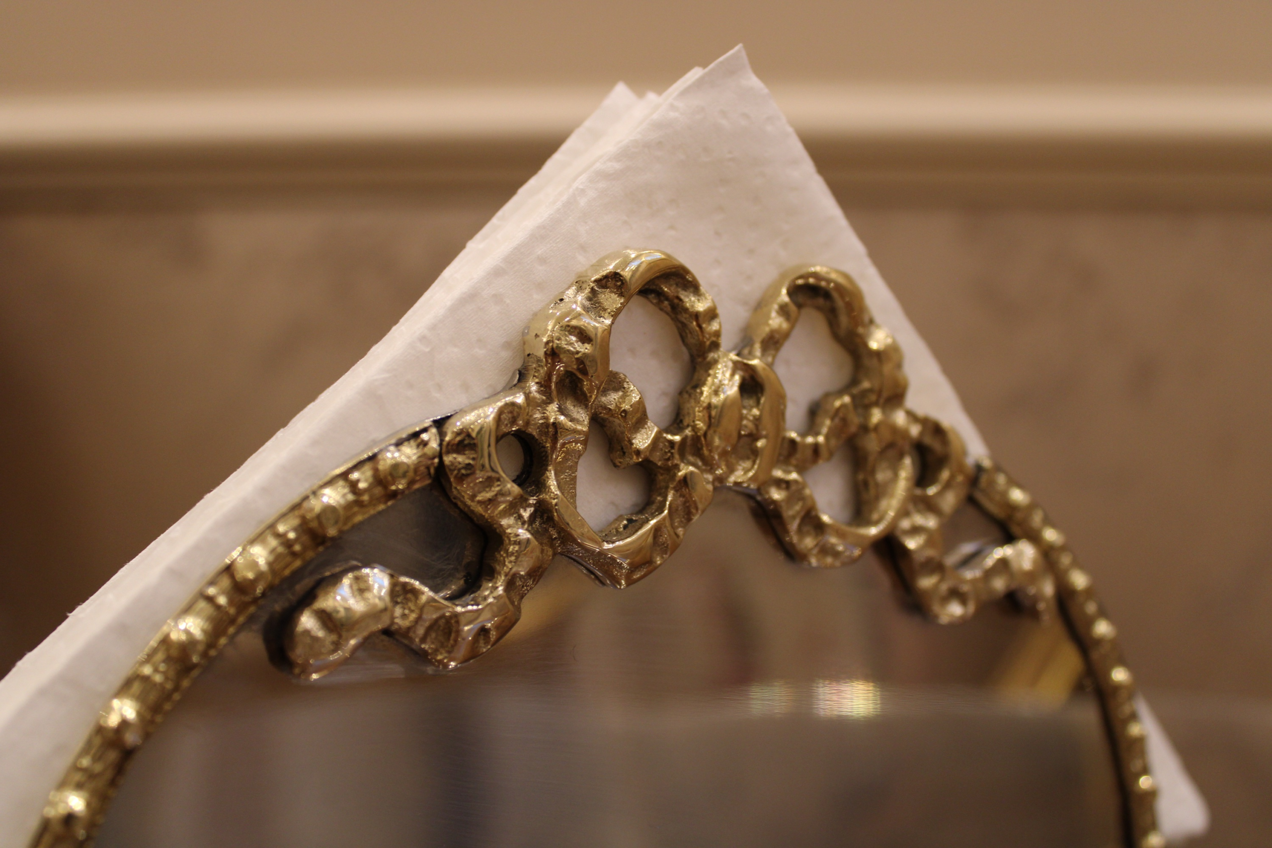 Ribbon Tissue Holder